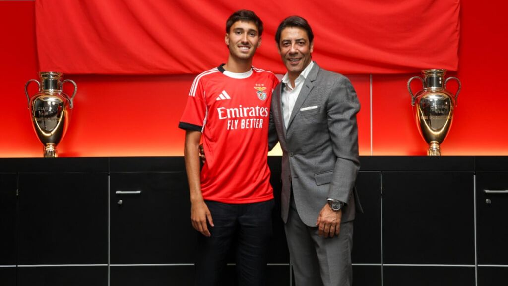 rafael obrador en su presentacion como nuevo jugador del benfica