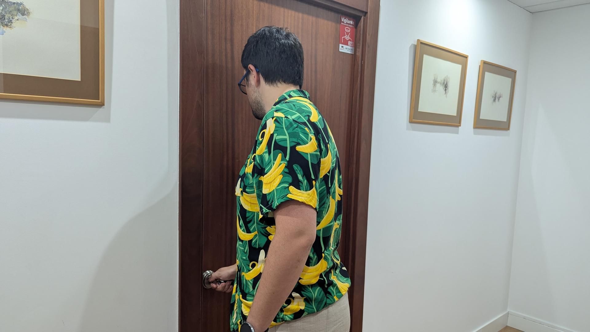 Un joven accediendo a su piso de alquiler en Bilbao