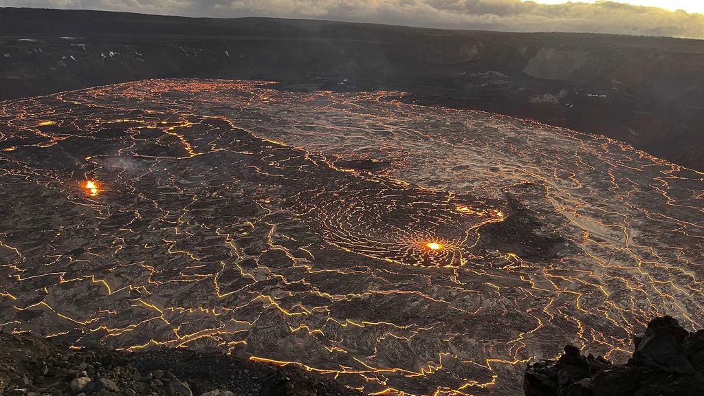 Un lago de lava activa brilla en la caldera del cráter del volcán Kilauea.
