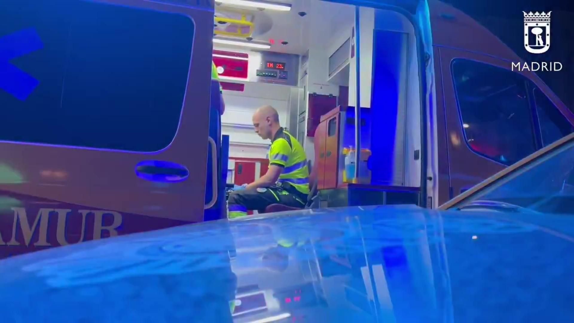 Un sanitario de Samur-Protección Civil atiende a uno de los heridos en el apuñalamiento de Moncloa, Madrid