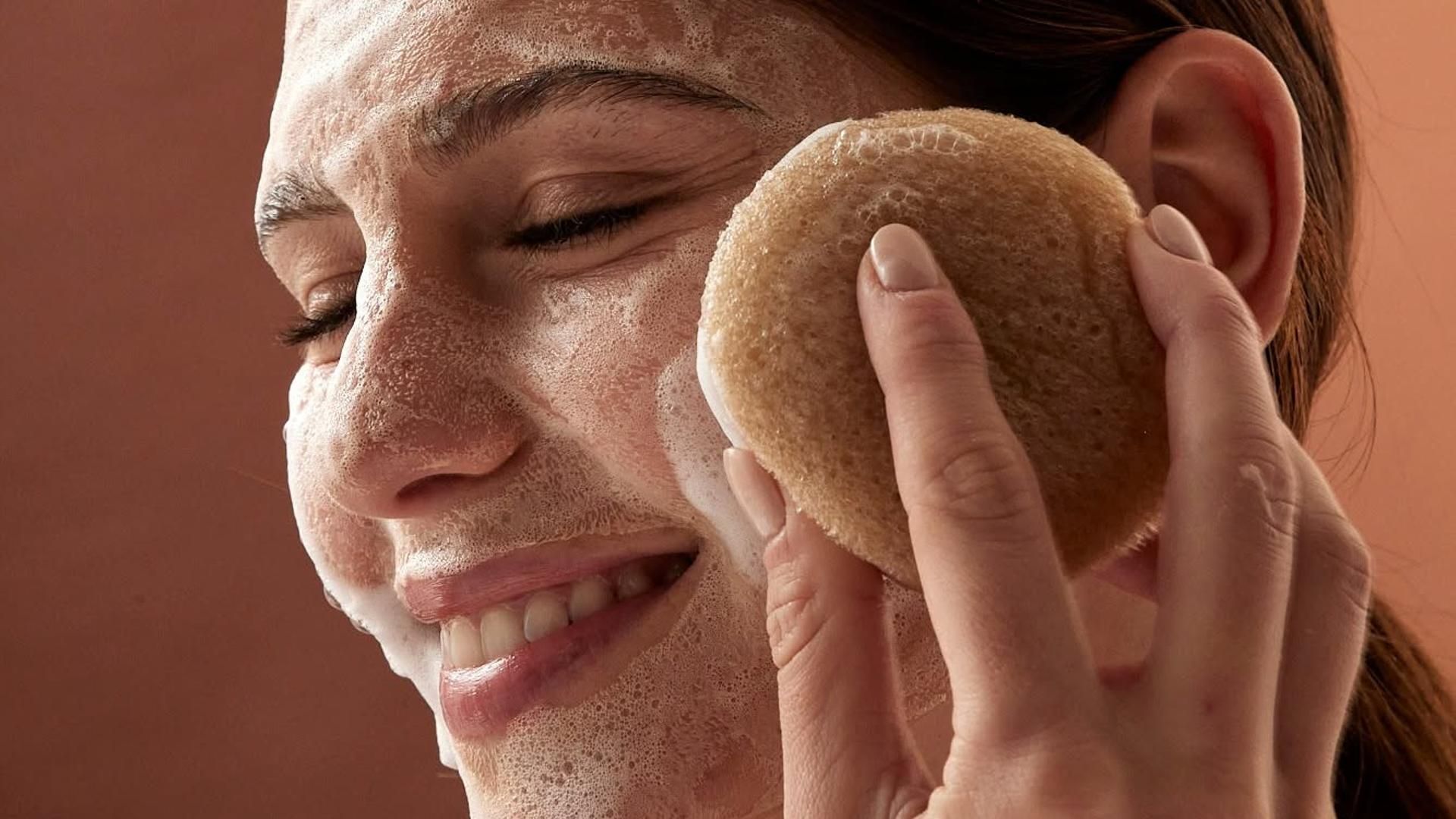 Una chica con una esponja konjac