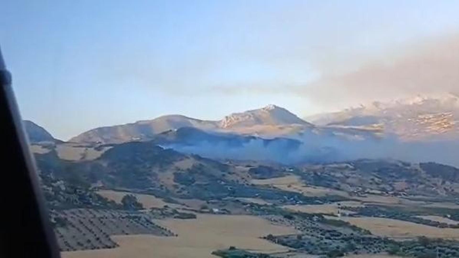 Una decena de medios aéreos actúan contra incendio forestal en Villanueva de la Concepción, en Málaga