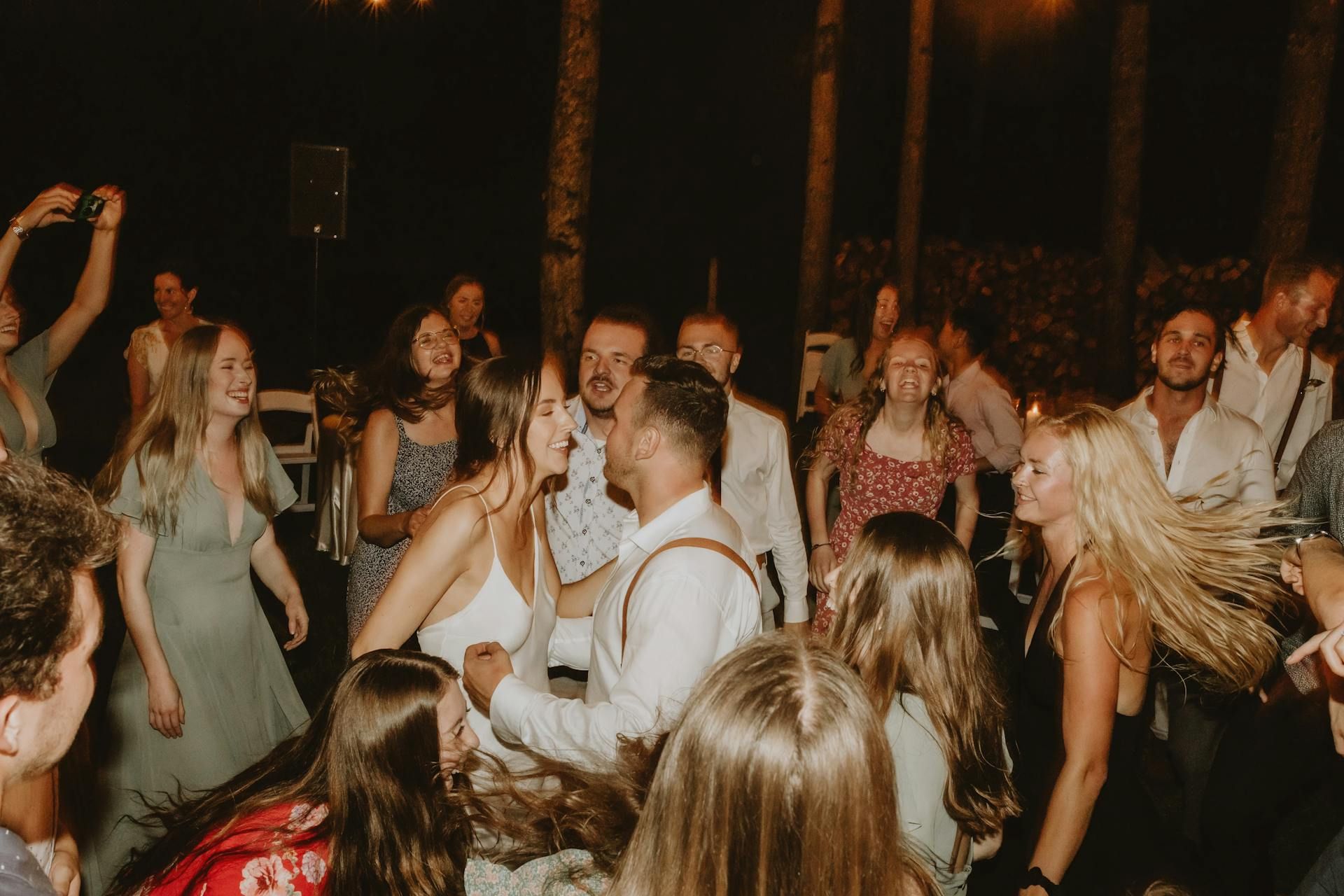 Unos novios se divierten con sus invitados