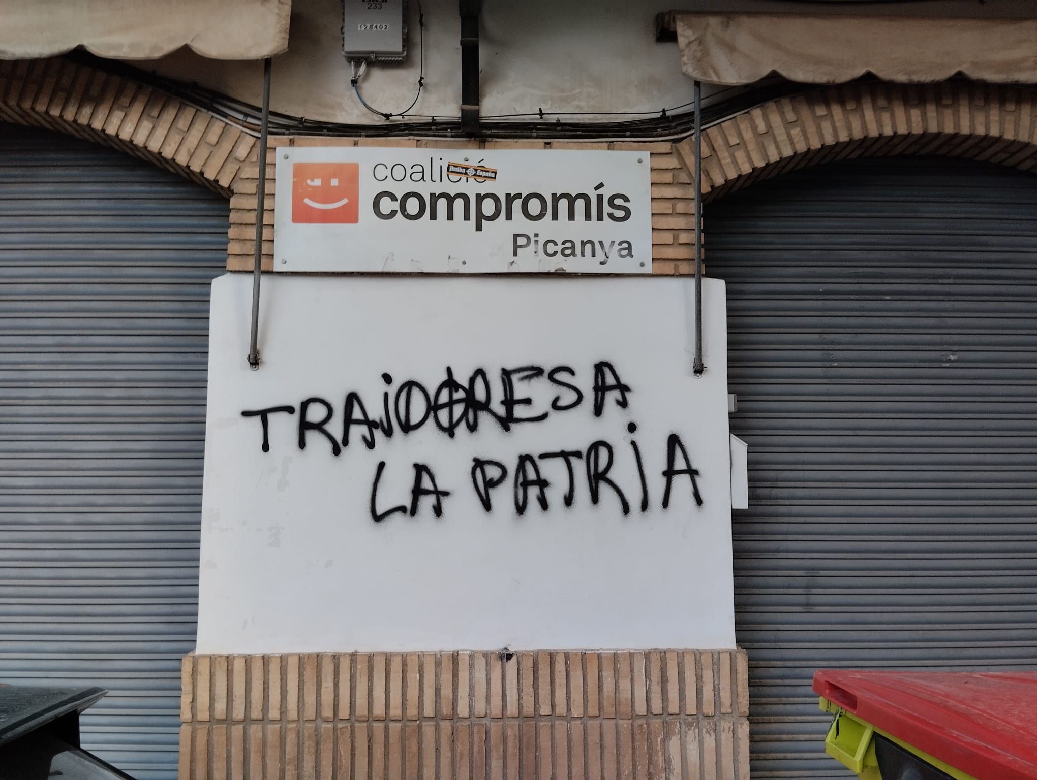 Vandalizan con mensajes de odio la sede de Compromís en Picanya