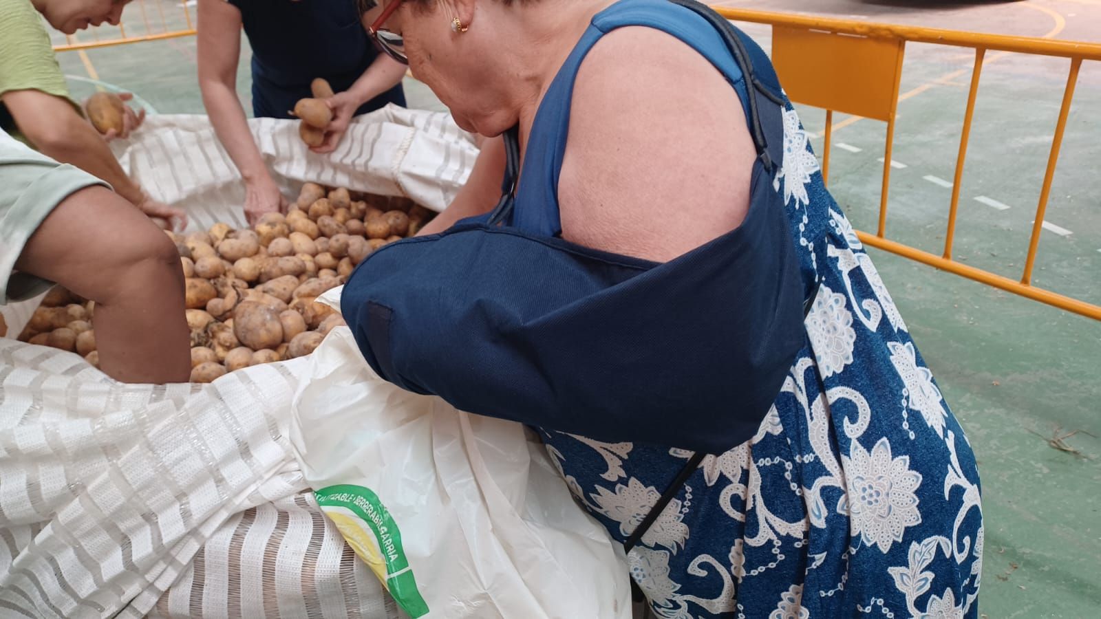 Vecinos de Lebrija recogen patatas gratis
