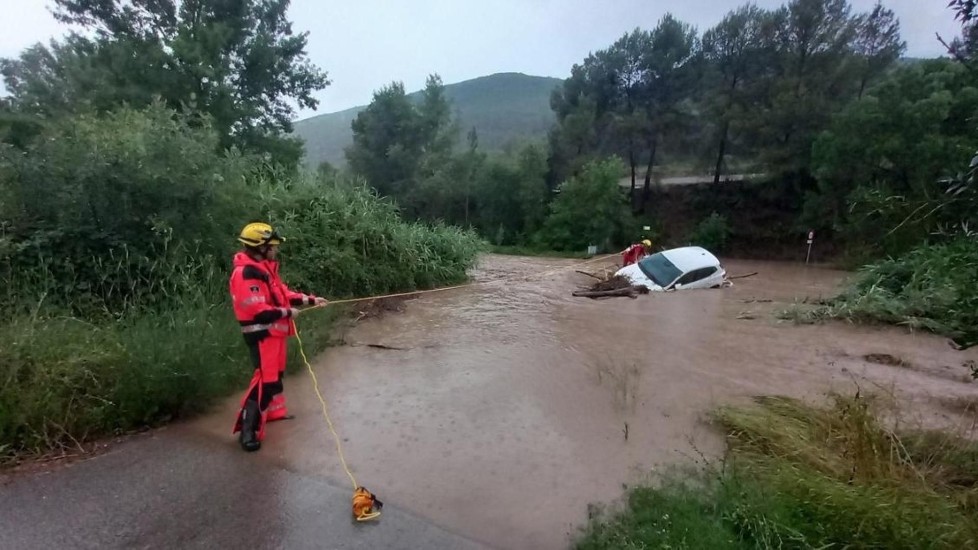 Buscan a dos personas que pueden haber sido arrastradas por el río Foix en Cubelles, Barcelona