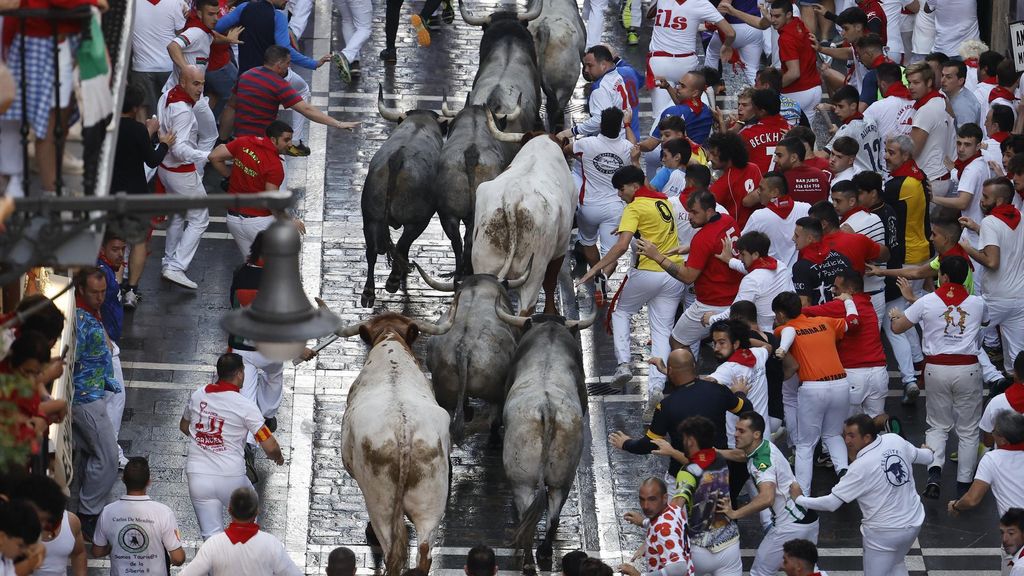 Cinco trasladados al hospital tras el multitudinario sexto encierro de San Fermín protagonizado por toros de José Escolar