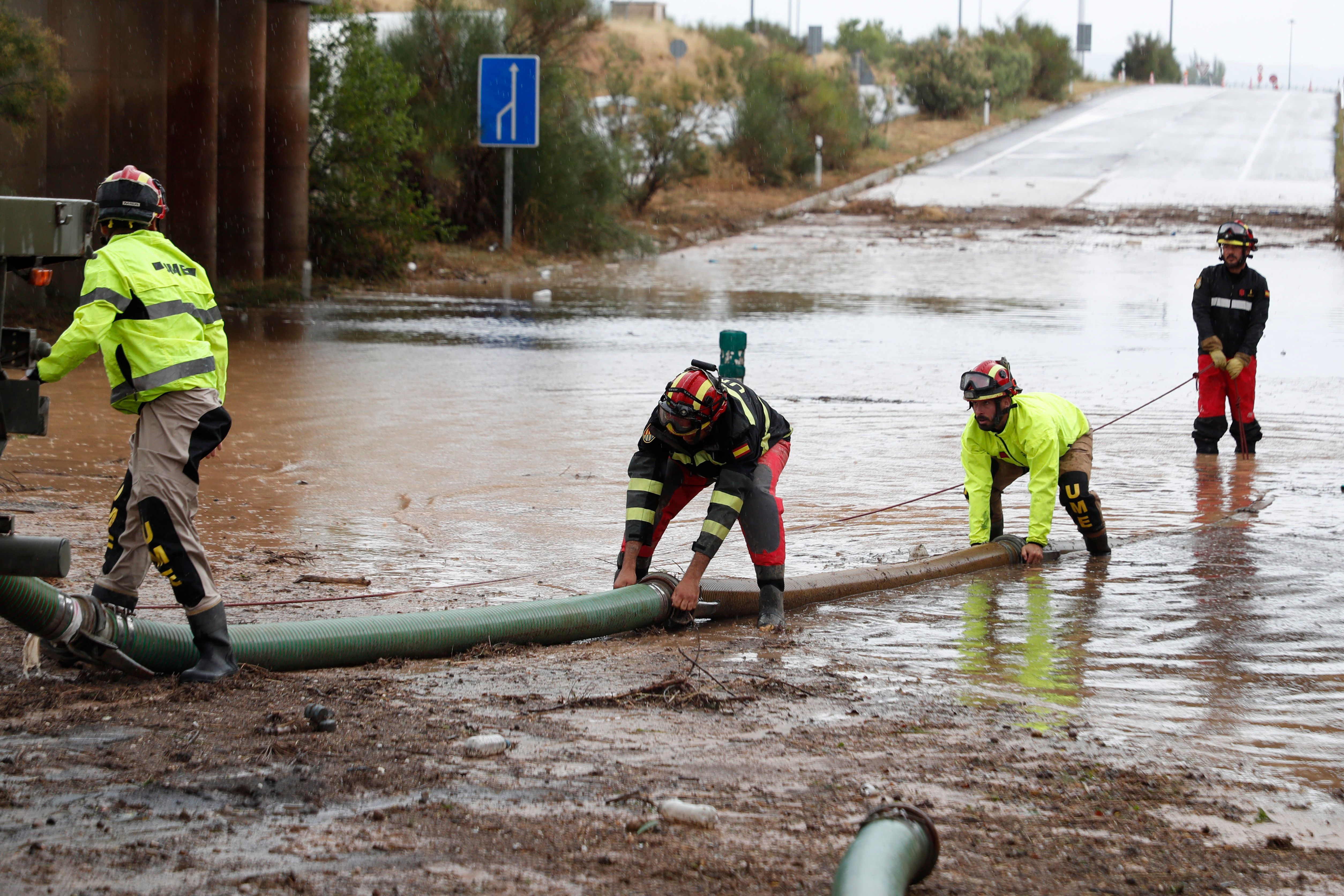 Efectivos de la Unidad Militar de Emergencias trabajan en una carretera inundada