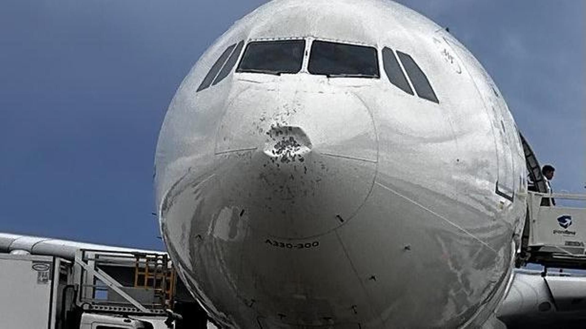 Imagen del avión, cuyo morro ha quedado dañado por la DANA