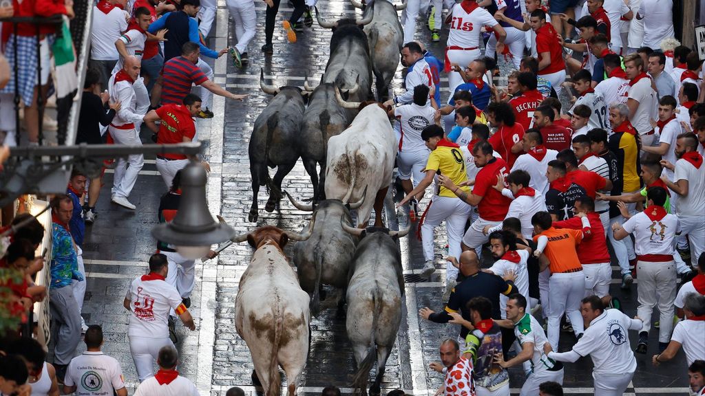 Vídeo del sexto encierro en San Fermín: un toro de la ganadería de José Escolar siembra el pánico en la plaza
