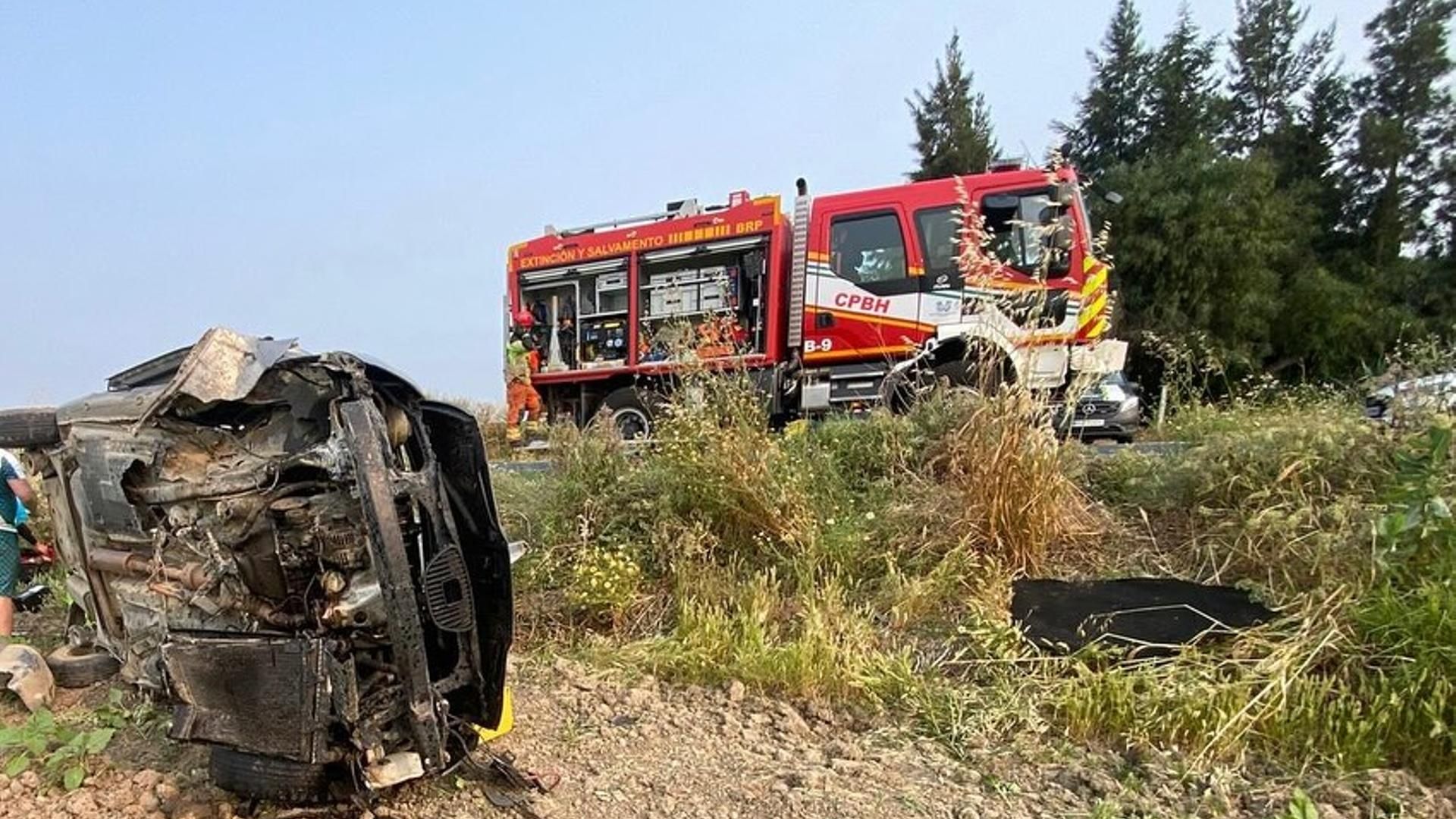 Accidente con vuelco de un coche y camión de bomberos en Huelva