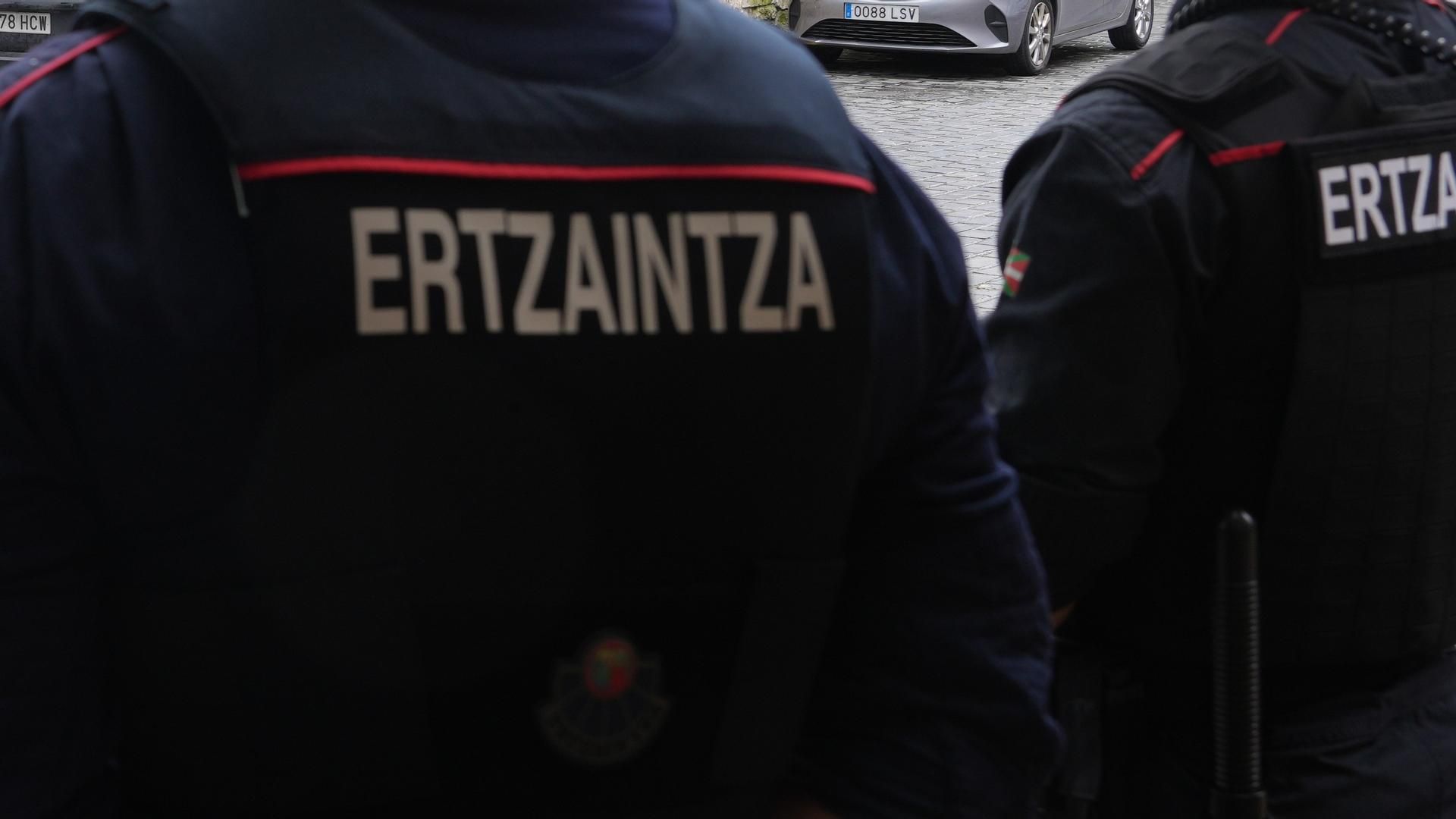 Agentes de la Ertzaintza de espaldas
