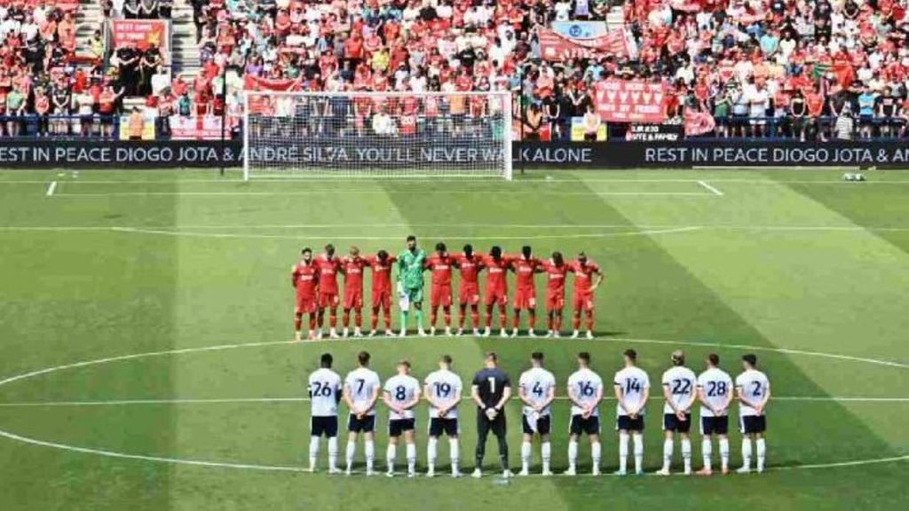 Homenaje del Liverpool a Diogo Jota y su hermano durante un amistoso contra el Preston North End