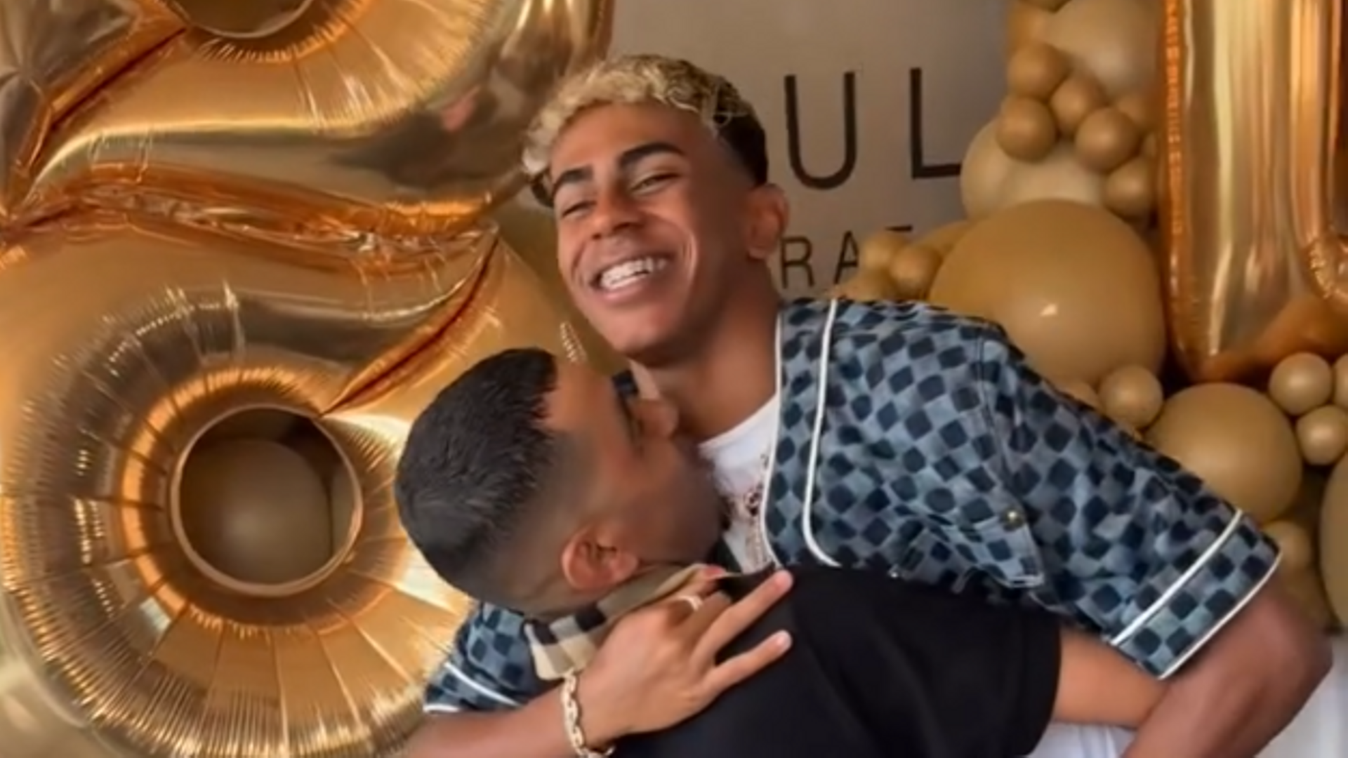 Lamine Yamal con su padre en su fiesta de cumpleaños Lamine Yamal con su padre en su fiesta de cumpleaños