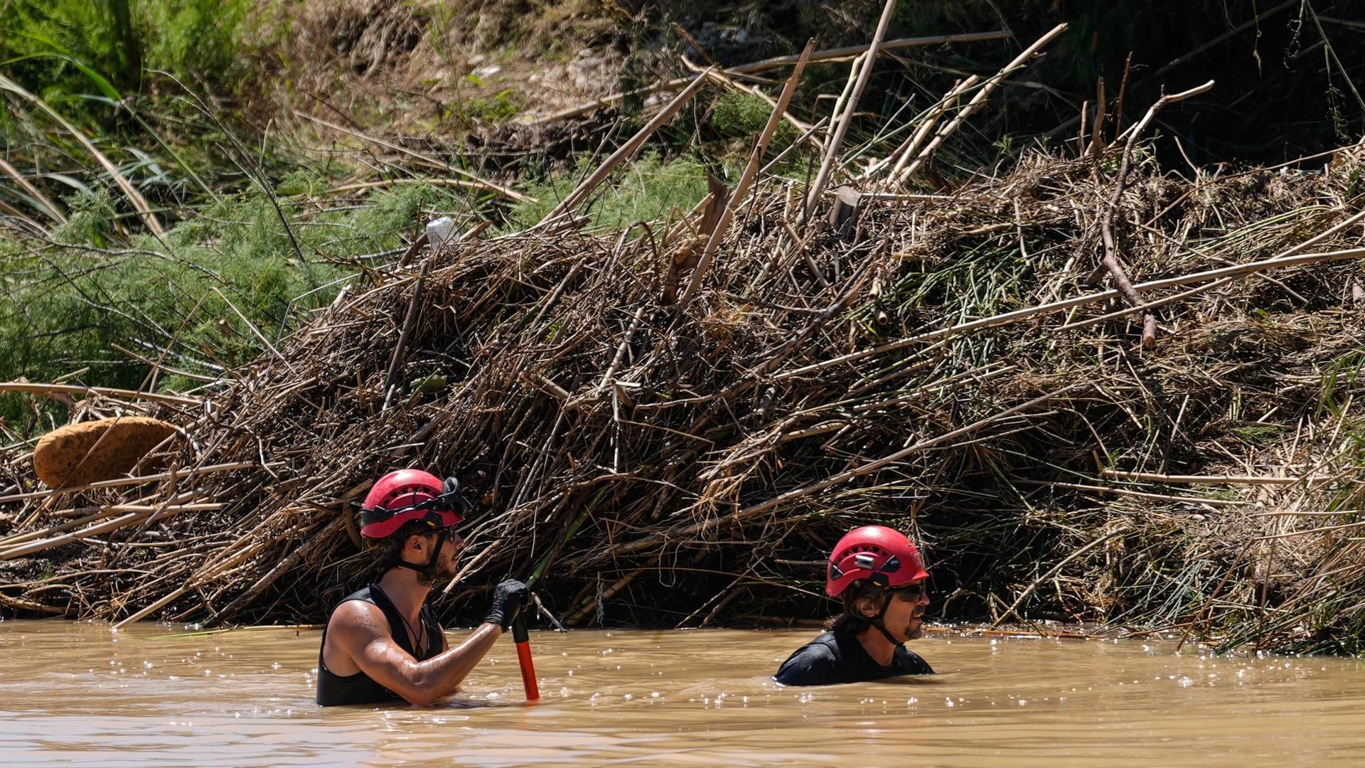 Reanudan la búsqueda de un adulto y un niño arrastrados por el río Foix en Cubelles: la pasarela por la que cruzaban cedió