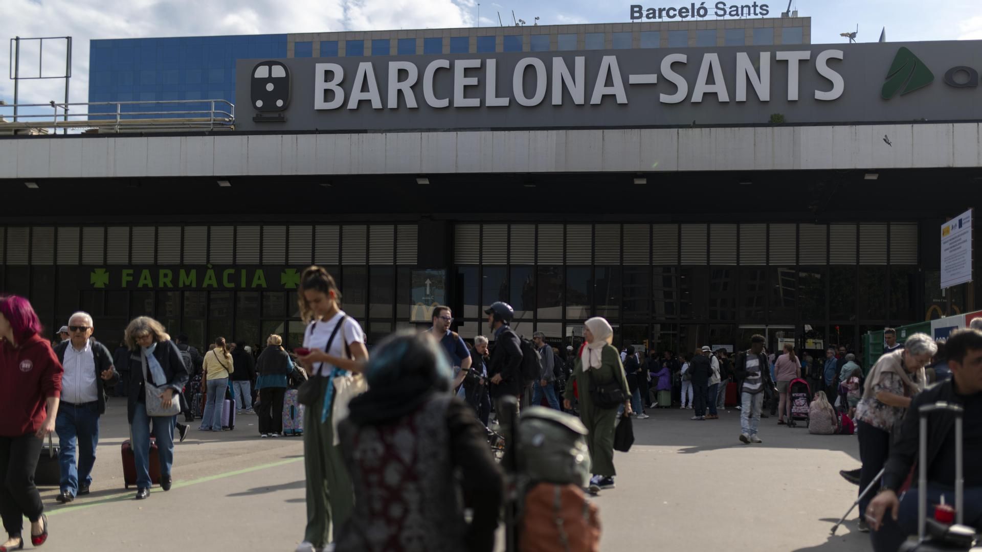 Unas 150 personas duermen en la estación de Sants de Barcelona por la suspensión de trenes