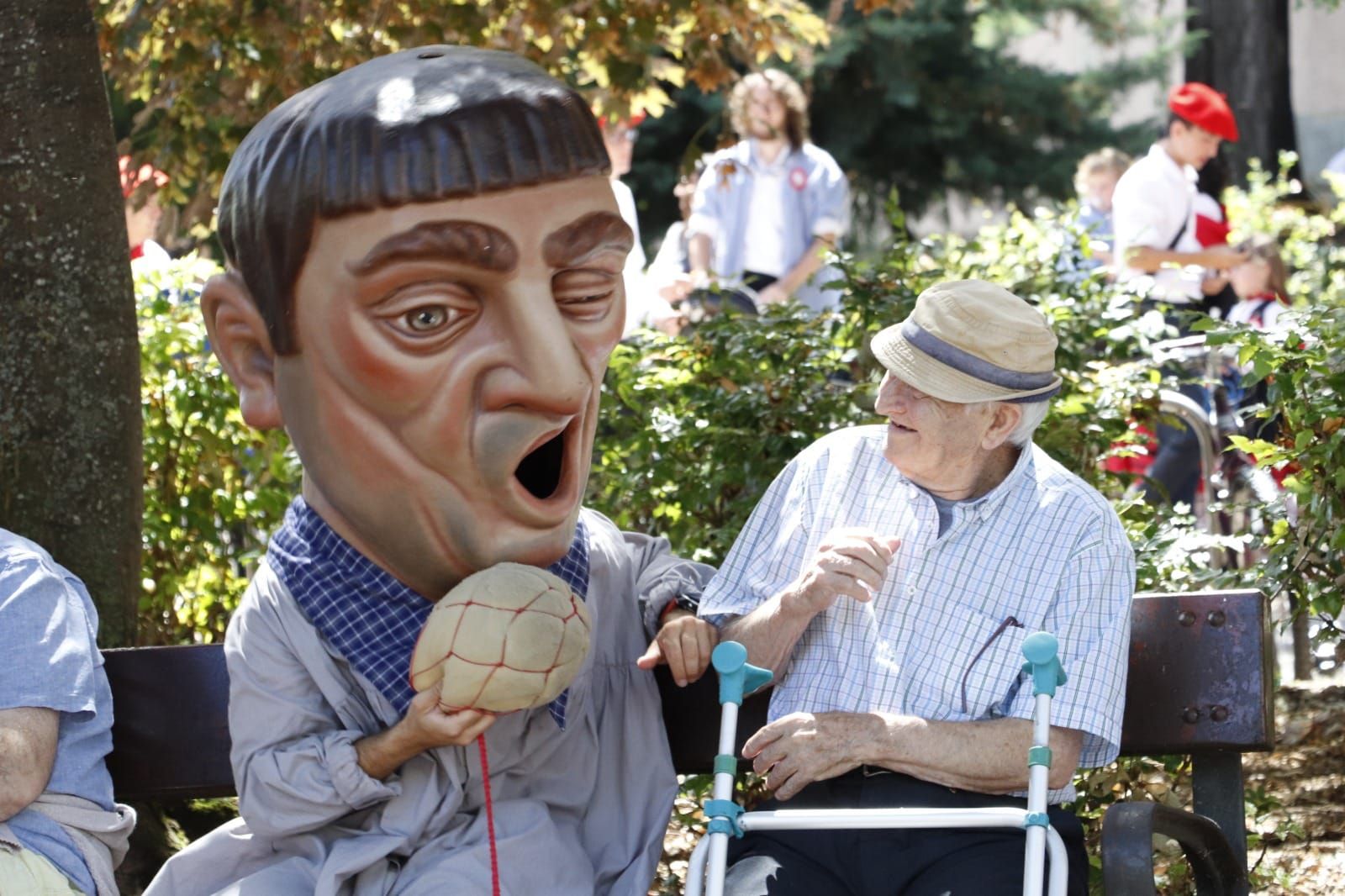 "A los txikis y a los más mayores siempre me he acercado con cuidado y cariño", dice Eneko