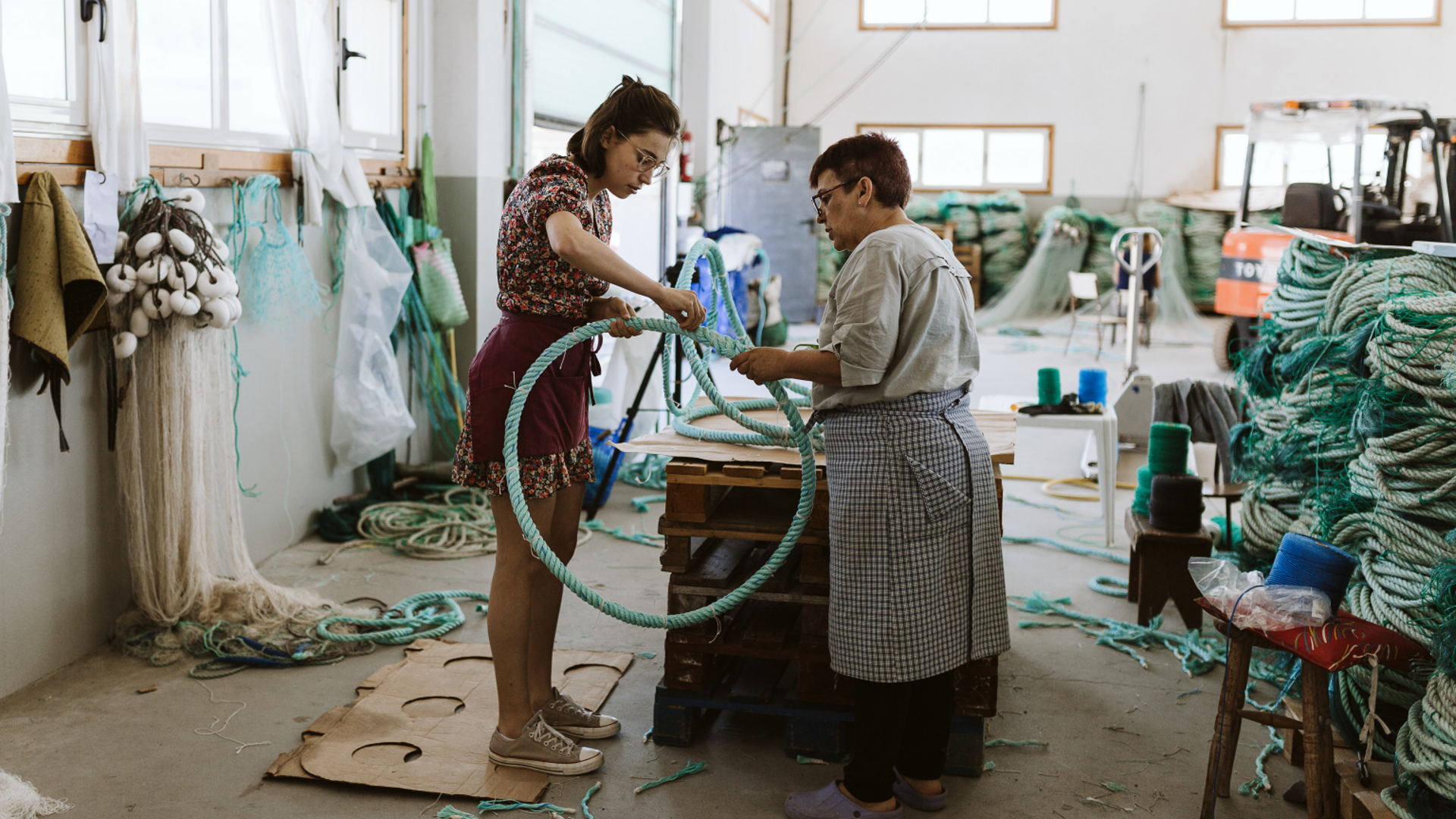 Amalia trabajando en la asociación de redeiras
