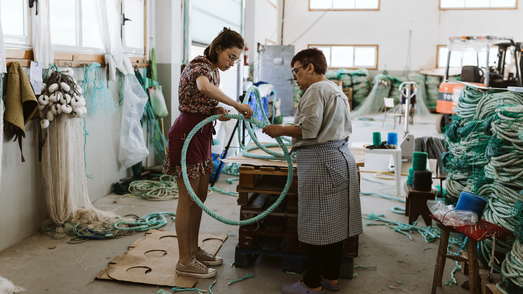 Amalia trabajando en la asociación de redeiras