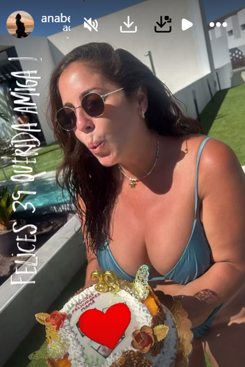 Anabel Pantoja sopla las velas de la tarta especial por su 39 cumpleaños
