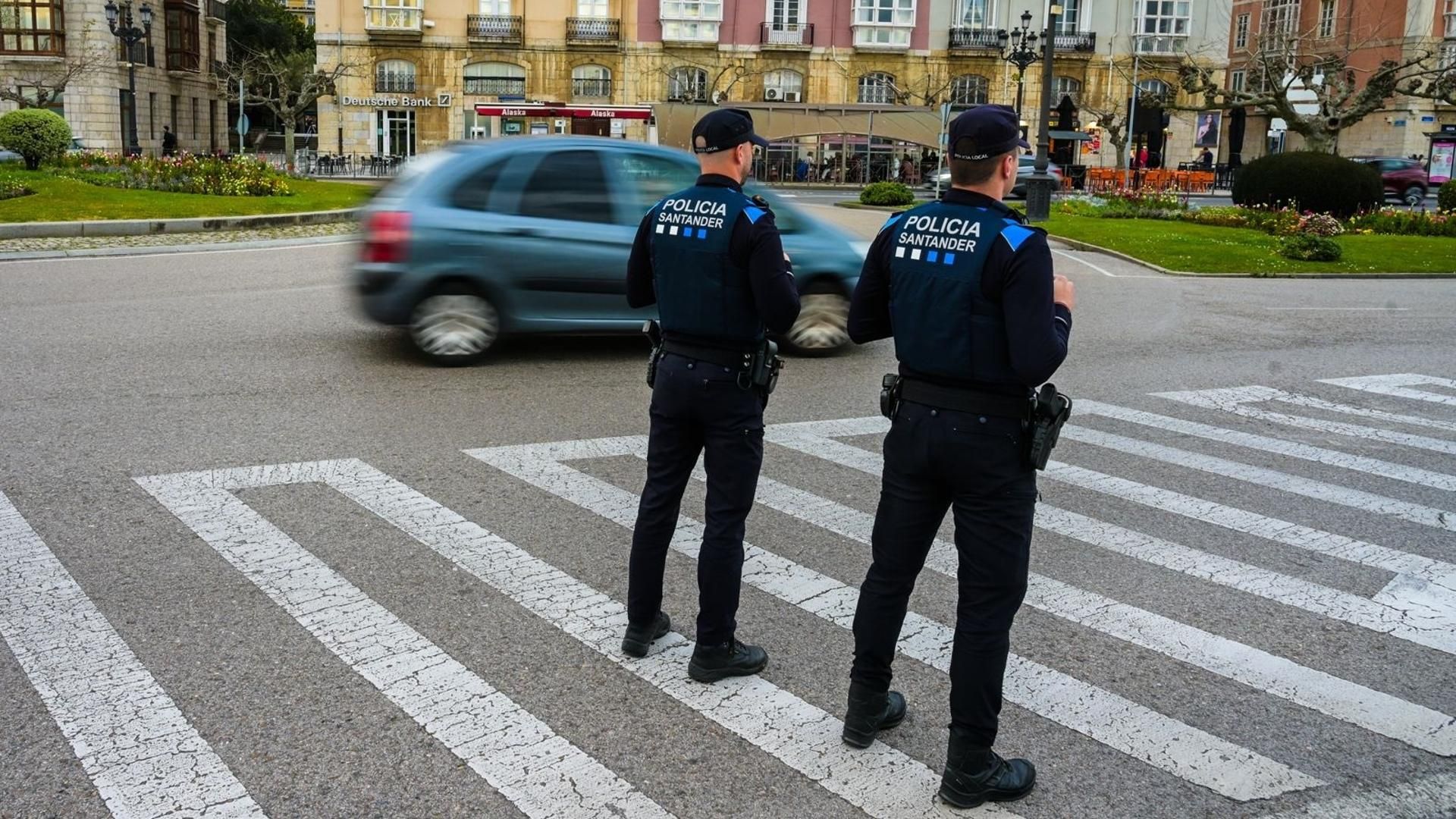 Dos agentes de la Policía Local de Santander vigilando el tráfico rodado
