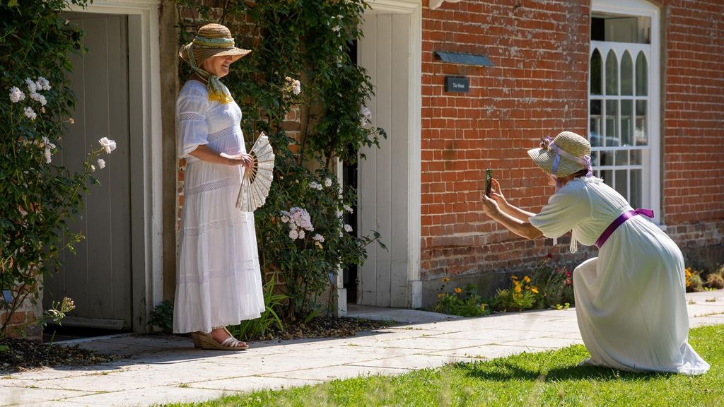 Dos visitantes en la casa museo de Jane Austen en Chawton
