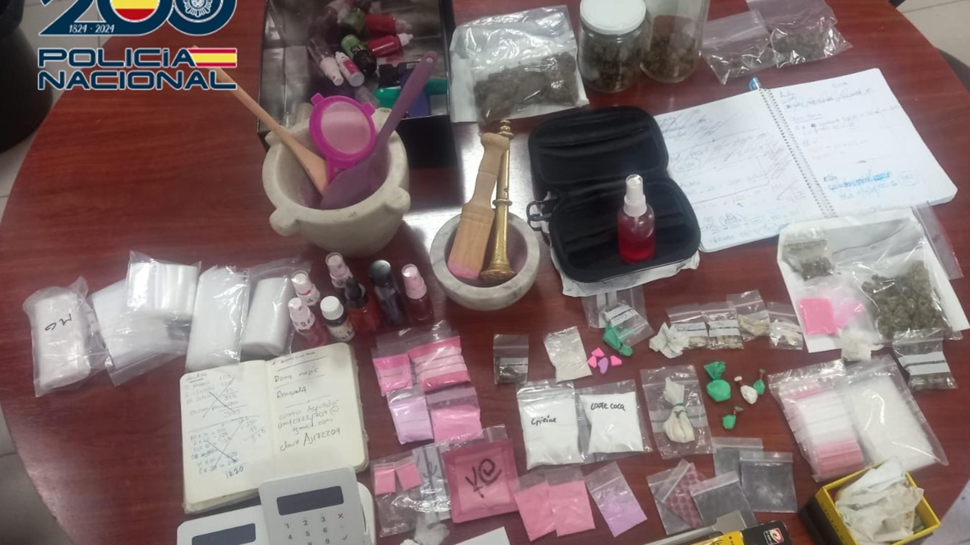 Drogas y utensilios incautados en el piso