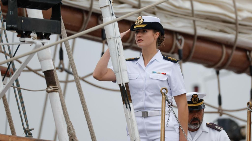 El resbalón de la princesa Leonor al bajar del buque escuela Juan Sebatián Elcano: la anécdota de su llegada a Marín