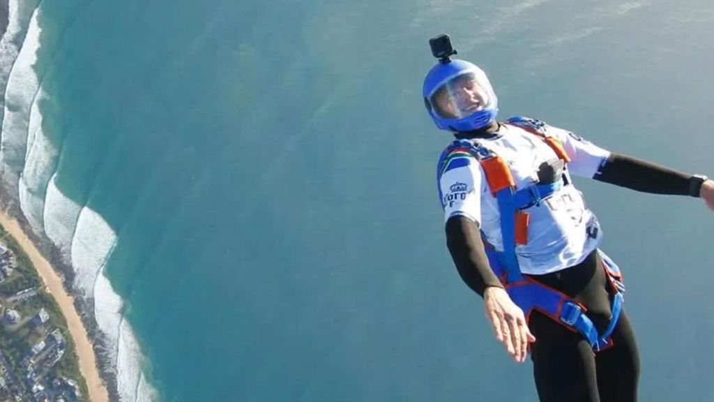 El surfista Matthew McGillivray vuela a 2.000 metros de altura sobre el mar de sudáfrica
