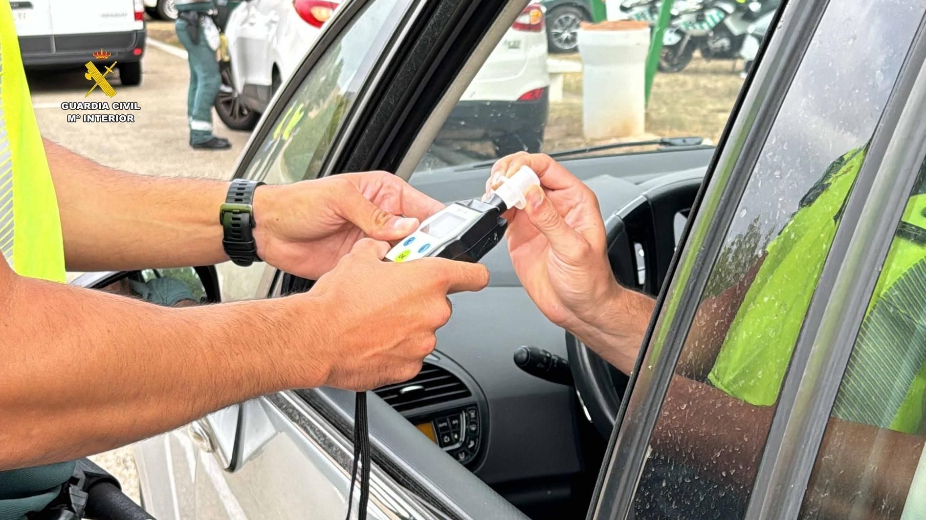 La DGT refuerza el control del alcohol al volante con 30.000 pruebas diarias