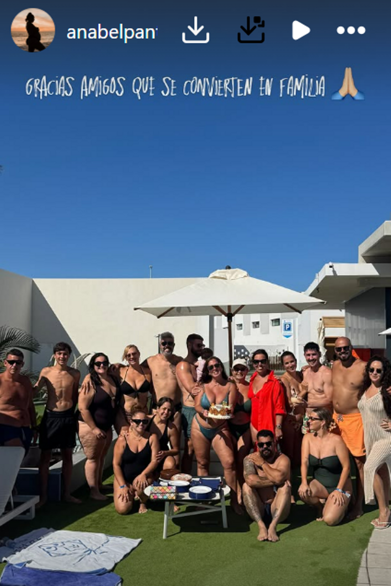 La foto de grupo de Anabel Pantoja junto a David Rodríguez y sus amigos de Arguineguín en su primera fiesta de cumpleaños