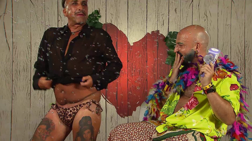 La Nagor le demuestra a su cita lo que se está perdiendo y se baja los pantalones en mitad de su decisión final en ‘First Dates’ ¡Impresionante!