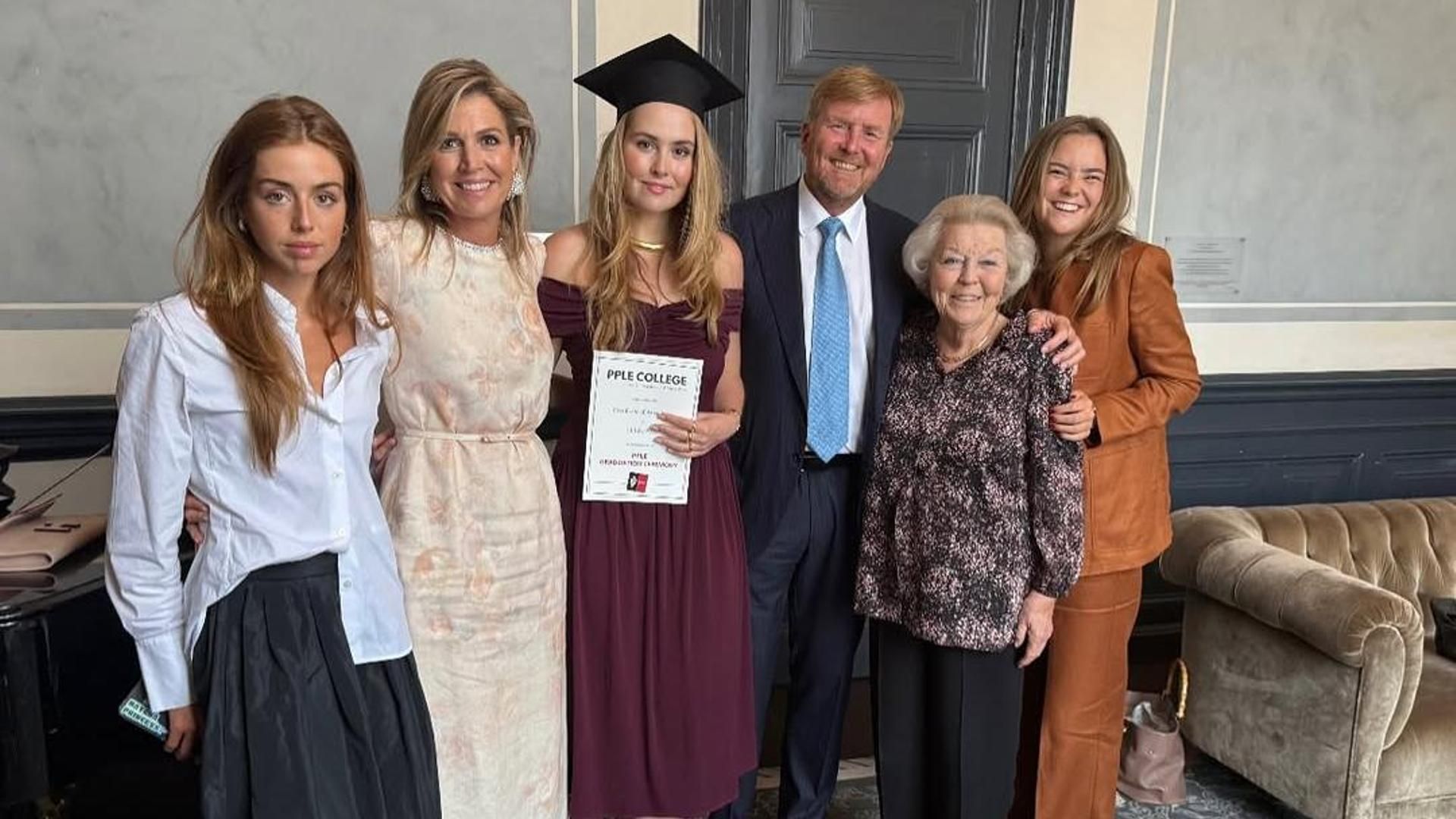 Las imágenes de la graduación de la princesa Amalia de Holanda: orgullosa de su tesis y apoyada por su familia