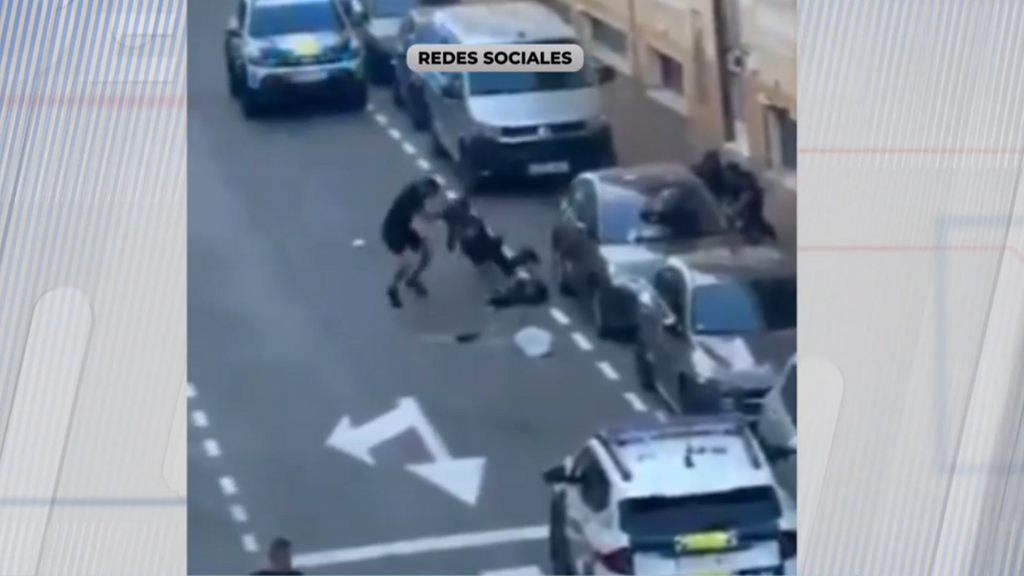 Las violentas imágenes de una fuerte agresión a policías locales de Torrevieja: la detención de uno de ellos en directo