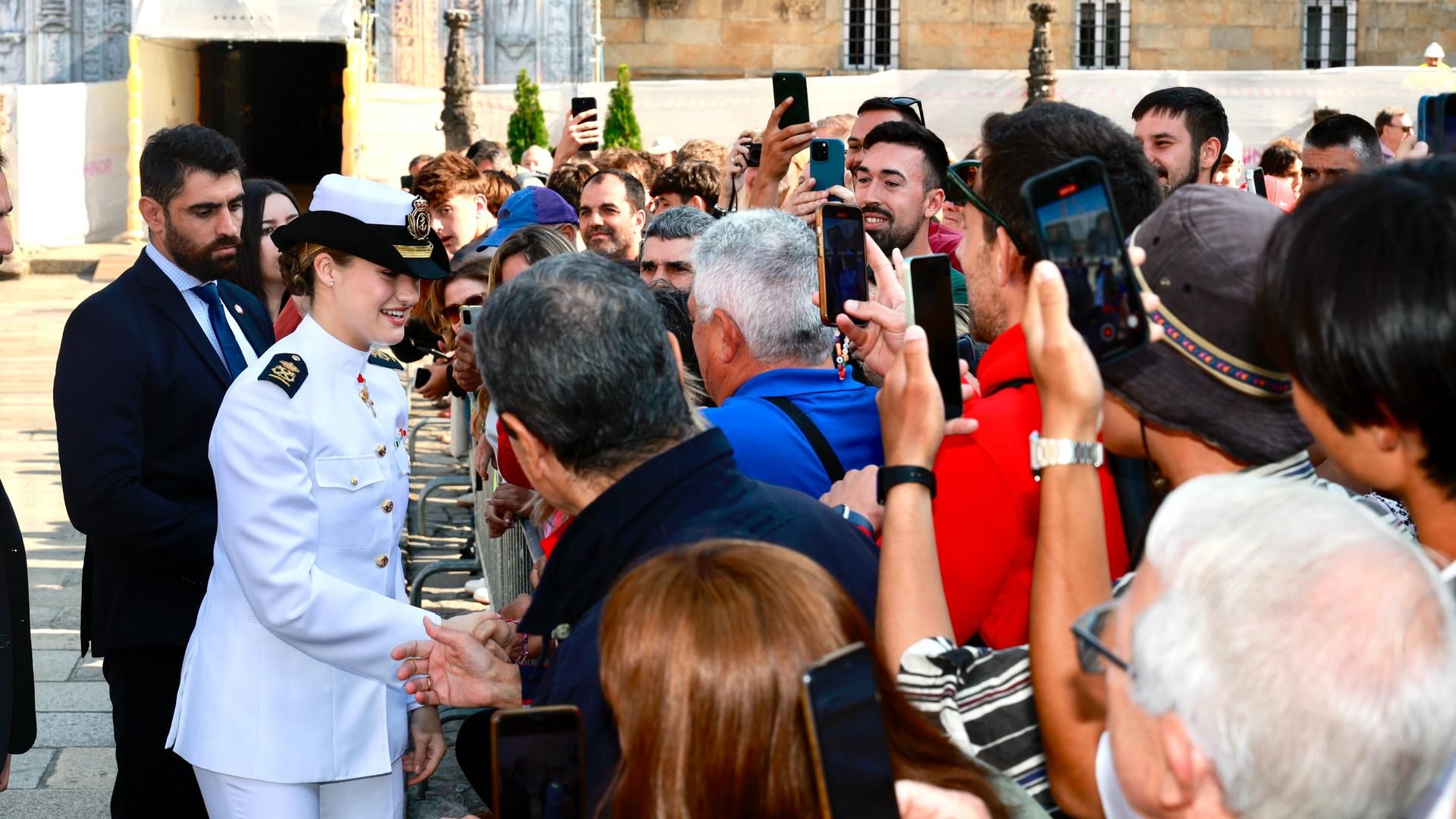 Leonor, saludando a los vecinos, antes de recibir la Medalla de Galicia