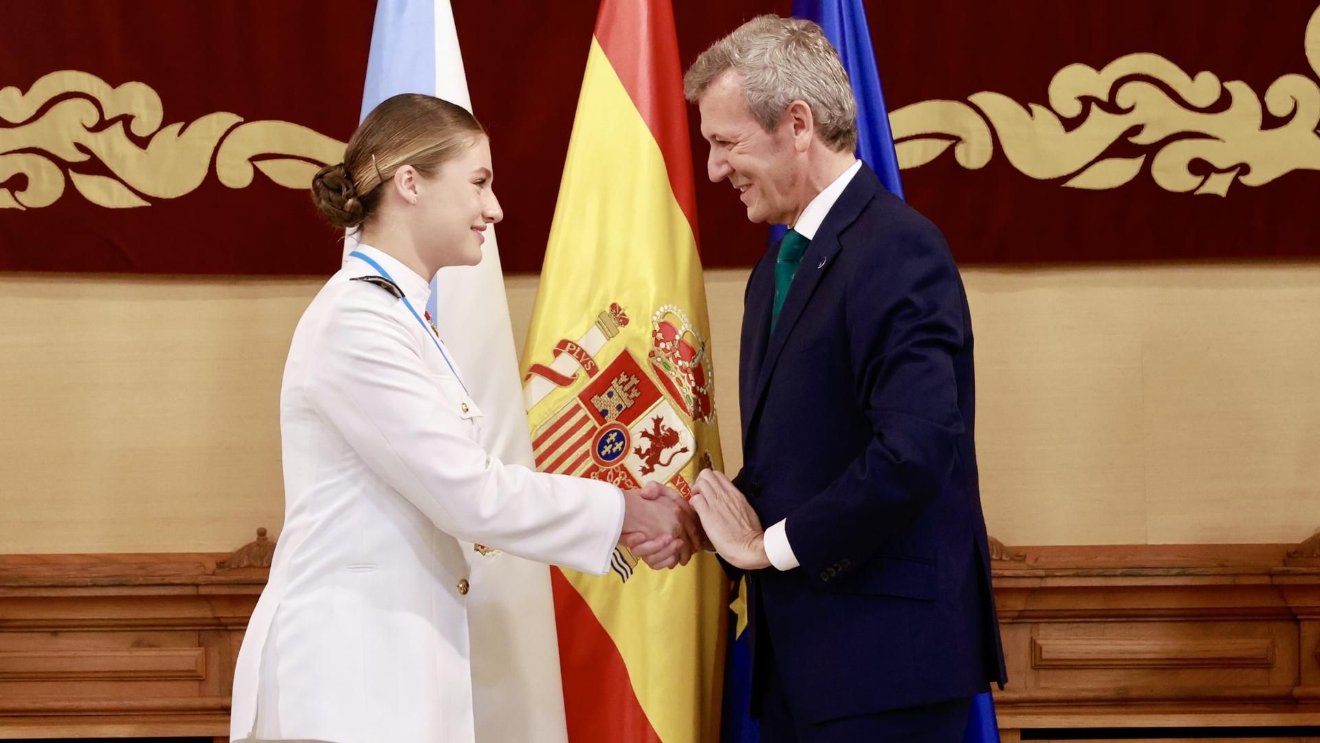 Leonor, saludando al presidente de la Xunta