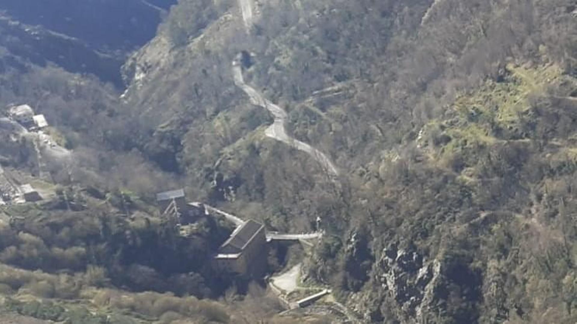 Muere un hombre al caer con su coche por un barranco en Carataunas, en Granada