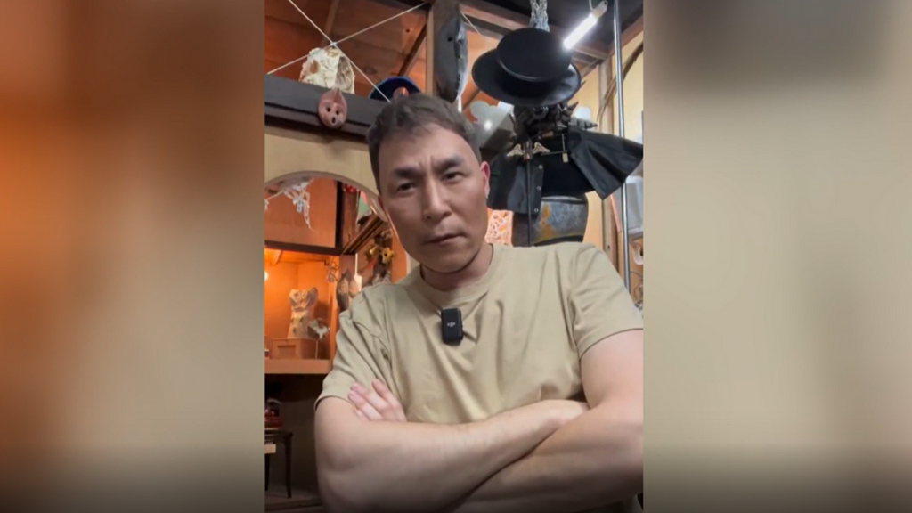 Un hombre usando las caretas virales de Japón