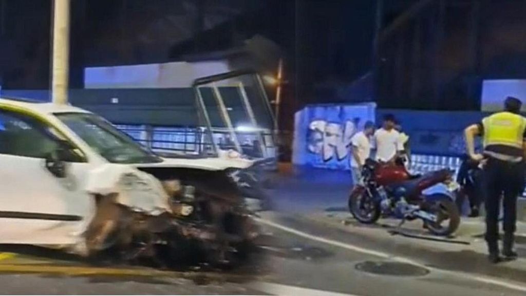 Un motorista, hospitalizado en Santander al caerle una marquesina contra la que colisionó un conductor ebrio con su turismo