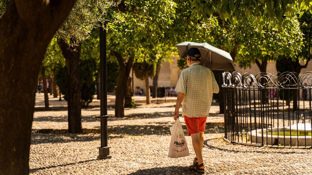 Una persona se resguardan del sol para hacer frente a las altas temperaturas