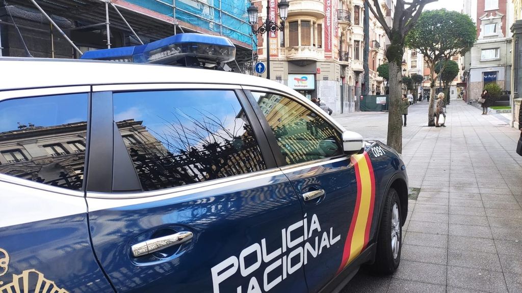 Vehículo de la Policía Nacional estacionado en una calle de Zaragoza