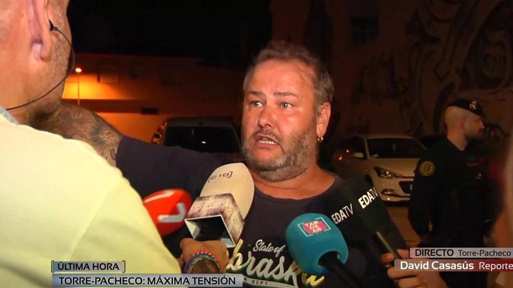 Un vecino de Torre Pacheco media entre los disturbios ante las cámaras de 'Código 10': "Ni racismo, ni nada, aquí somos personas"