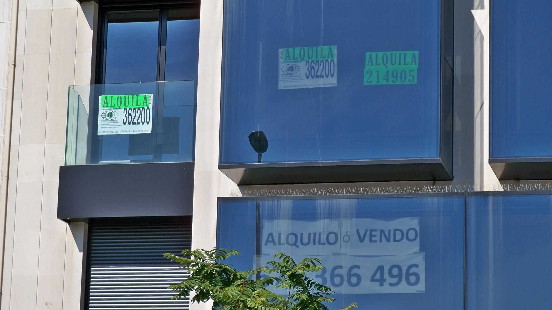 Carteles con oferta de pisos en alquiler