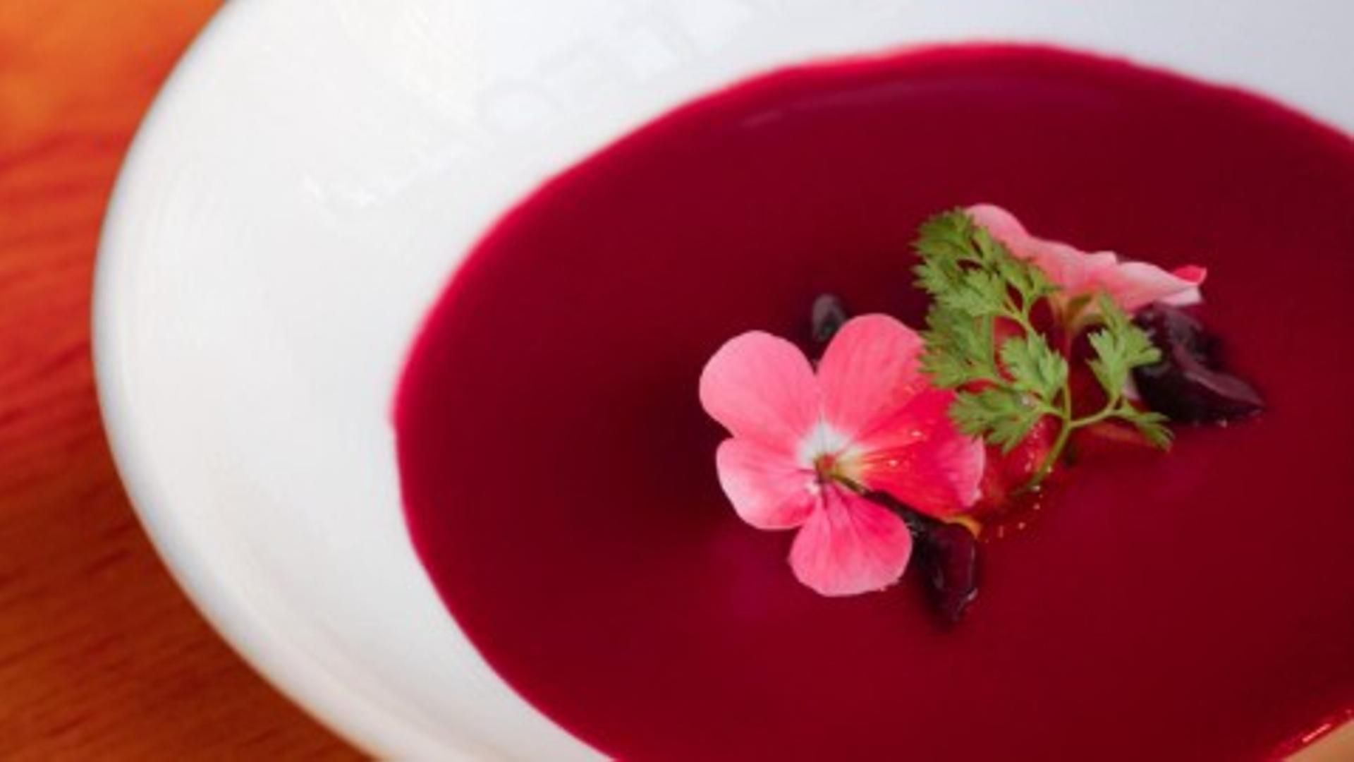 El gazpacho de cereza es una de las propuestas del chef José Andrés para el verano.