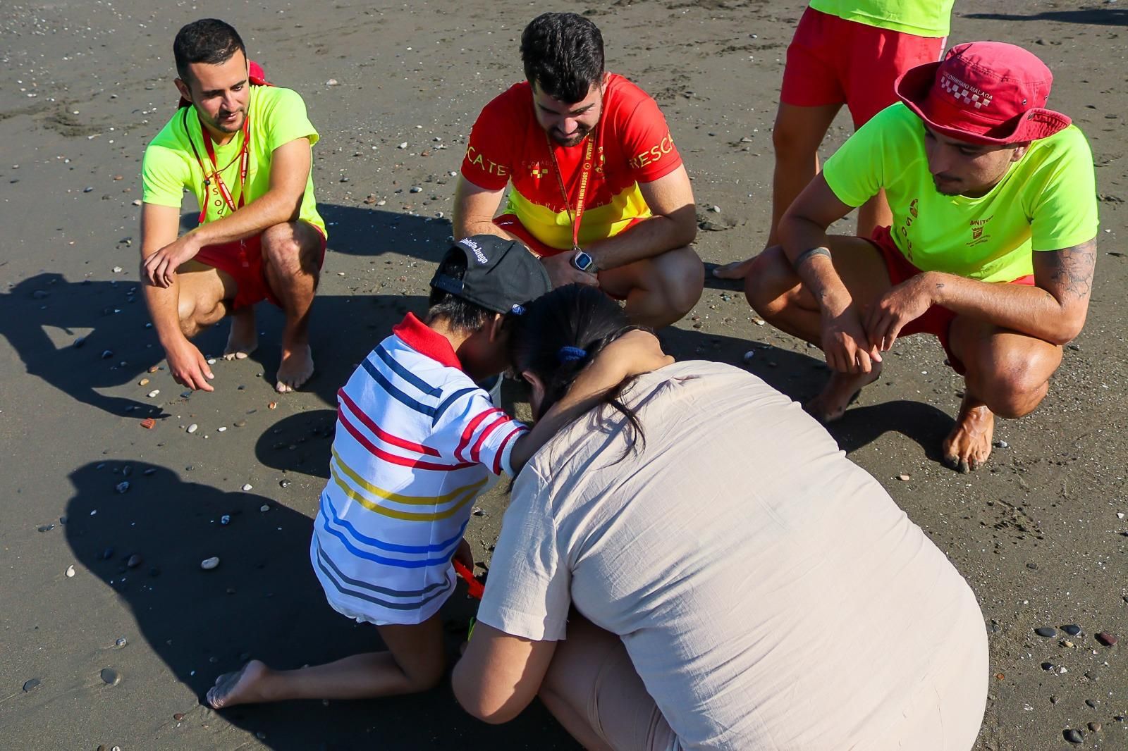 El pequeño junto a su madre y personal de emergencias