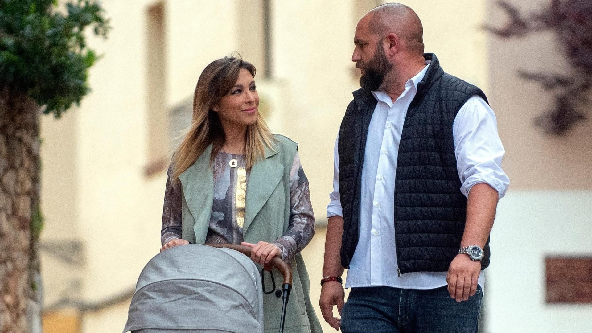 Gisela y José Ángel Ortega paseando a su hijo Indiana