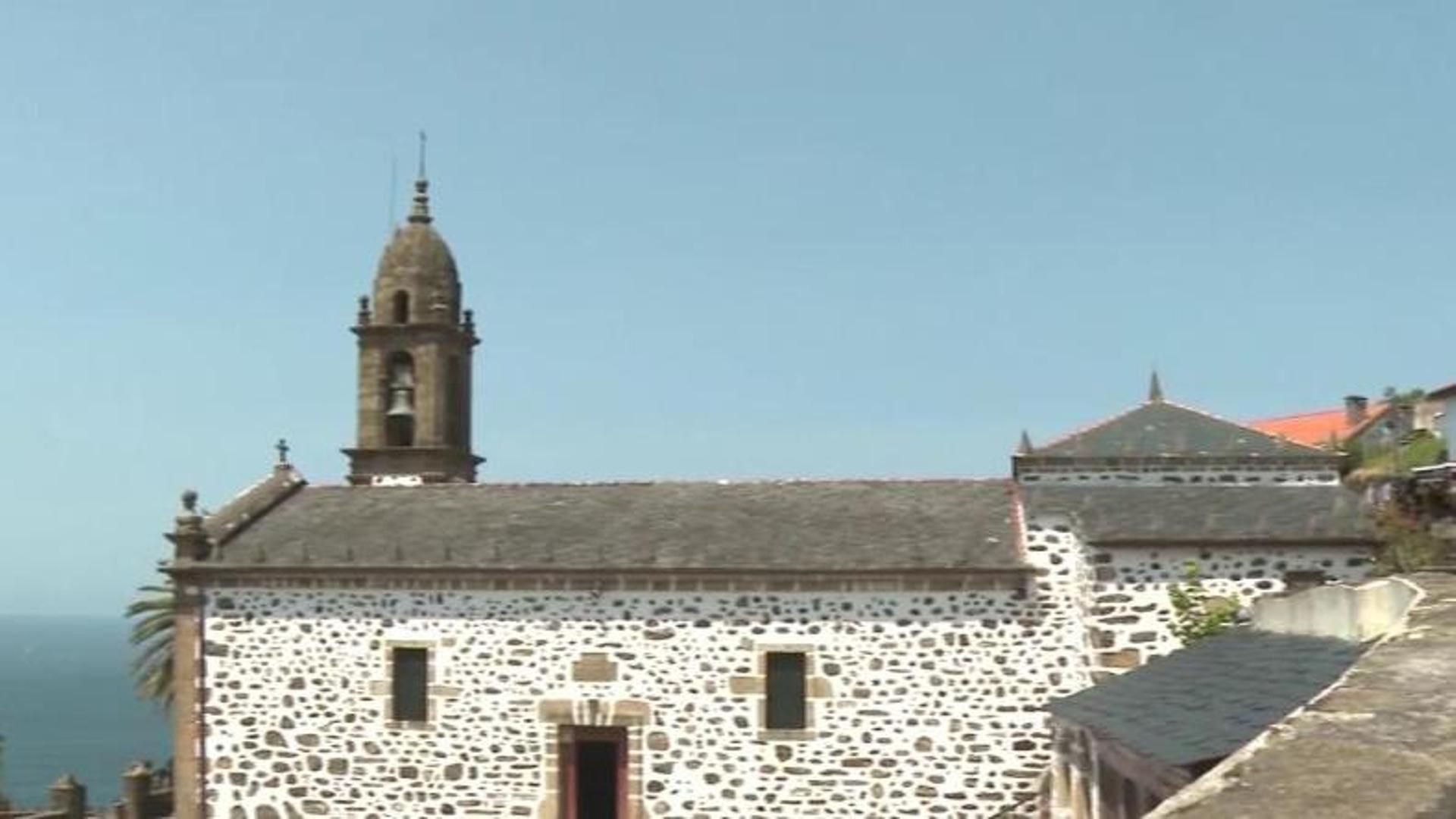 Hartazgo en Santo André de Teixido por las tradiciones inventadas de los peregrinos: "dejan bragas colgadas"