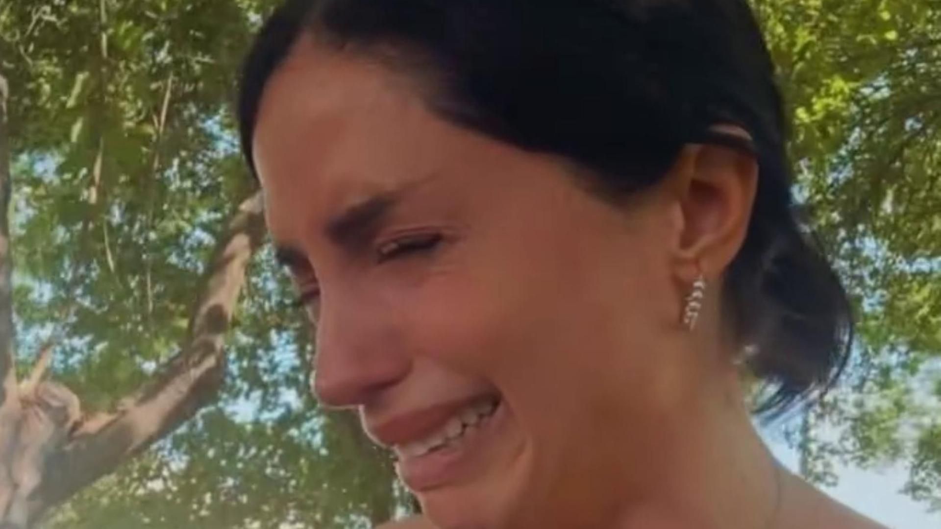 Inma Campano cuenta destrozada que se ha escapado su agaporni cuando lo llevaba a operar