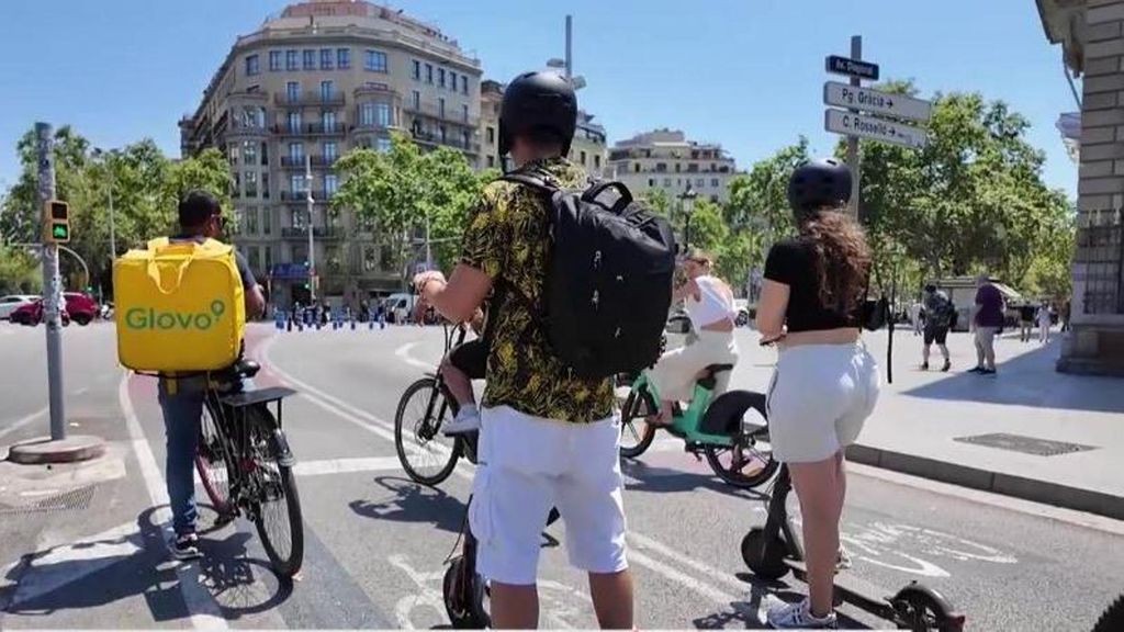 La bicicleta se extiende por Barcelona con poco respeto a las normas de circulación por parte de los ciclistas