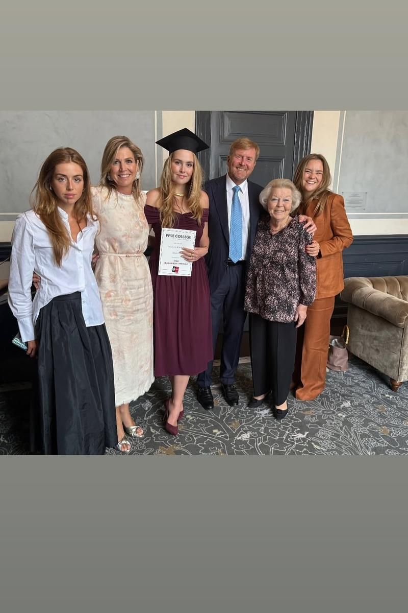 La princesa Amalia de Holanda, acompañada de su familia